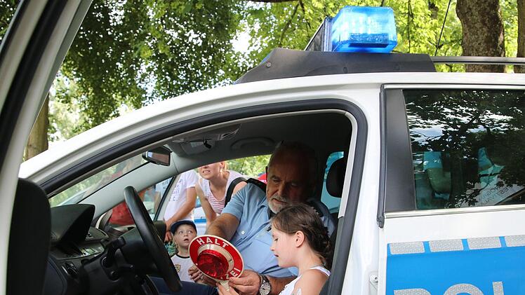 Hinterm Steuer vom Polizeiwagen. Foto: Sebastian Schanz