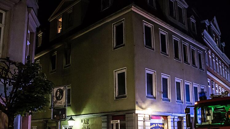 Im Dachgeschoss eines Hauses im Coburger Steinweg war in der Nacht zum Freitag ein Brand ausgebrochen. Mit einem Großeinsatz löschte die Feuerwehr die Flammen und brachte die Bewohner in Sicherheit.Foto: Jochen Berger