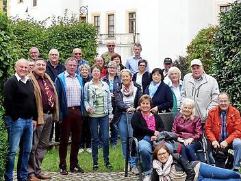 Die Gruppe vor Schloss Blankenhain mit Museumsdirektor Jürgen Knauss und Vorsitzendem Siegfried Küspert (vorne, zweiter und dritter von links).  Foto: Dieter Hübner