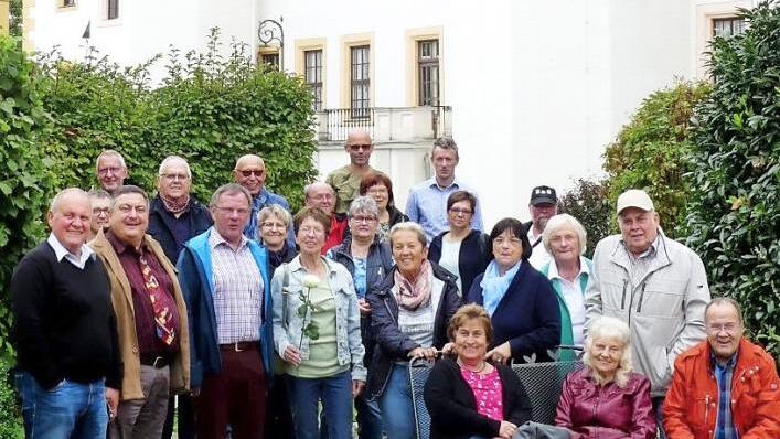 Die Gruppe vor Schloss Blankenhain mit Museumsdirektor Jürgen Knauss und Vorsitzendem Siegfried Küspert (vorne, zweiter und dritter von links).  Foto: Dieter Hübner