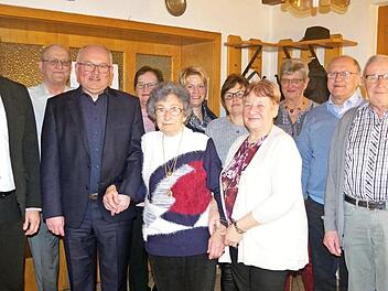 Edith Löffler (Fünfte von links) feierte 85. Geburtstag. Das Bild zeigt sie im Kreise ihrer Familie sowie Bürgermeister Timo Ehrhardt (li.). Foto: hs