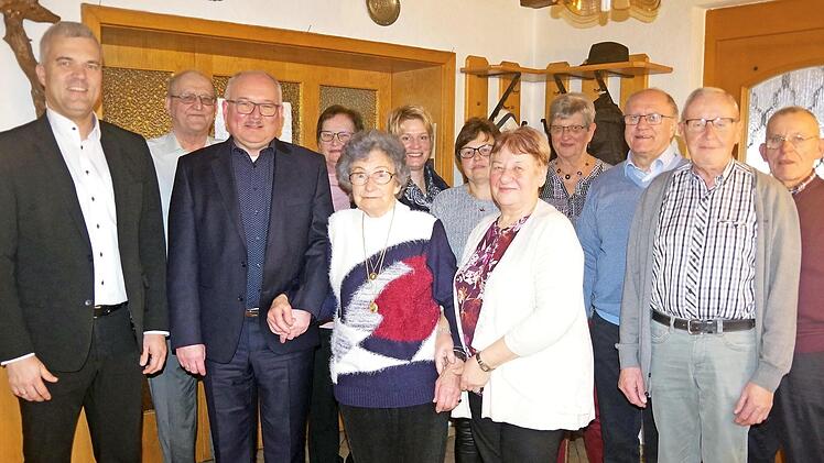 Edith Löffler (Fünfte von links) feierte 85. Geburtstag. Das Bild zeigt sie im Kreise ihrer Familie sowie Bürgermeister Timo Ehrhardt (li.). Foto: hs