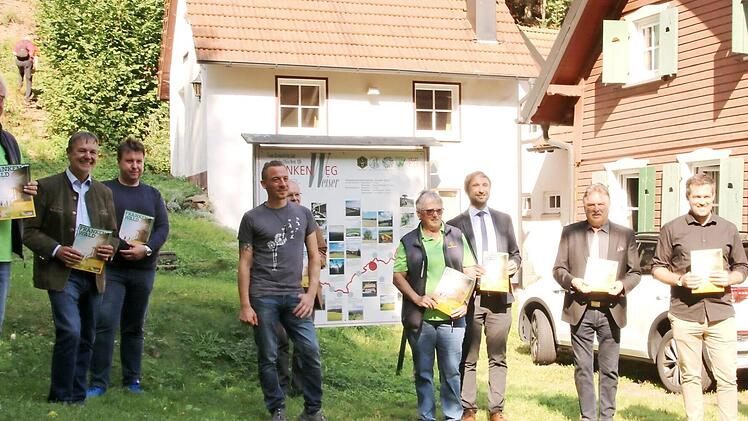 Das neue Magazin stellten unter anderem (von links) FWV-Hauptvorsitzender Dieter Frank und der stellvertretende Kronacher Landrat Gerhard Wunder, FWV-Geschäftsführerin Marlene Roßner (Mitte) sowie (von rechts) der Hofer Landrat Oliver Bär, Gestalter Sebastian Faltenbacher, Landrat Klaus Peter Söllner und Bürgermeister Christian Ruppert aus Presseck vor. Fotos: Klaus Klaschka