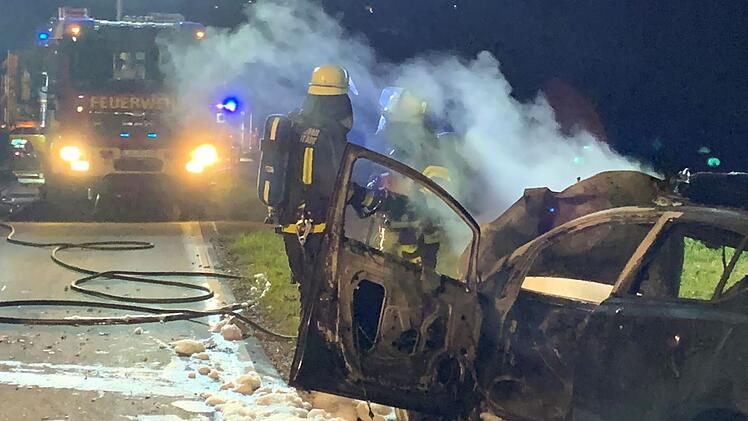 Landkreis Lichtenfels: Ein Schwerverletzter (20) nach Autounfall - Wagen prallt gegen Baum und fängt Feuer