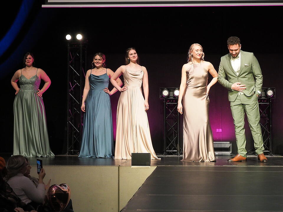 Inkl. Braut- und Festmodenschauen.