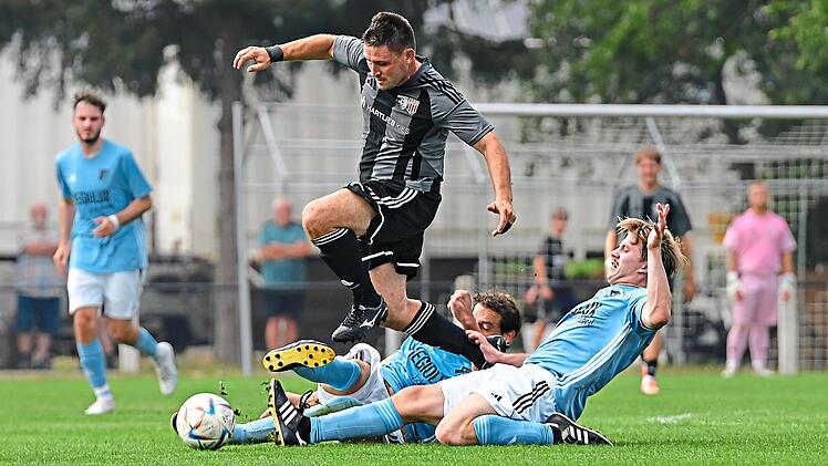 Obwohl zwei Spieler der SG Lendershausen/Ostheim zum Ball gr&auml;tschen, behauptet Christopher Imhof von der SG Steinbach/Stettfeld das Spielger&auml;t.