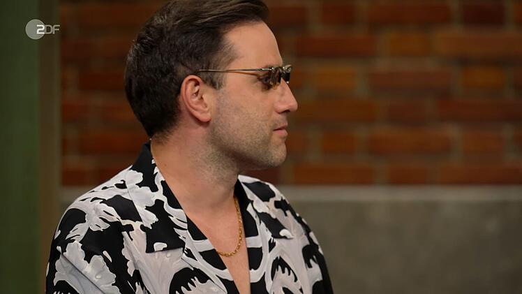 "Ich habe Fragen ...", wunderte sich H&auml;ndler David Suppes &uuml;ber die au&szlig;ergew&ouml;hnliche Brille.