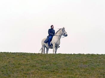 Hauke Haien (Max Hubacher), wie man ihn aus Theodor Storms Novelle kennt: als Schimmelreiter auf dem nordfriesischen Deich.