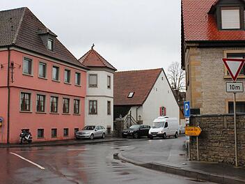 Die Großlangheimer Straße mündet im Bereich des Gasthauses Hubert in die Hauptstraße. Der Gemeinderat hat sich einhellig gegen eine Änderung der Vorfahrt ausgesprochen. Foto: Pfannes