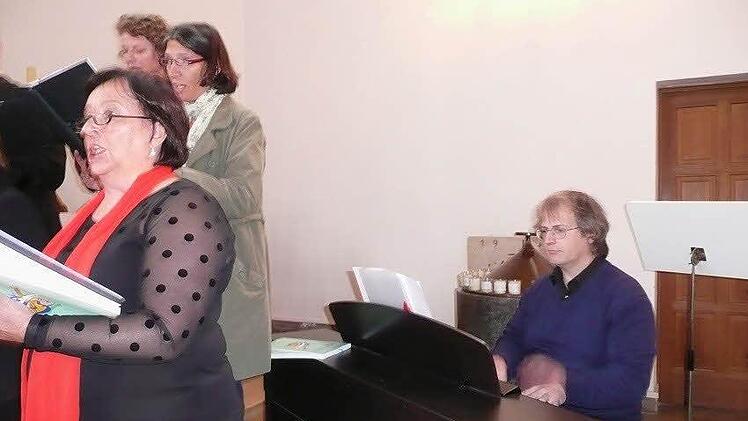 Am Klavier begleitete Claudio Rizzi den Chor. Foto : Sabine Meißner