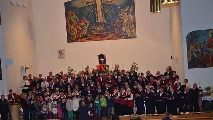 Das imposante Finale mit dem Gemeinschaftschor mit weit über hundert Sängerinnen und Sängern unter Leitung von Georg Wolf