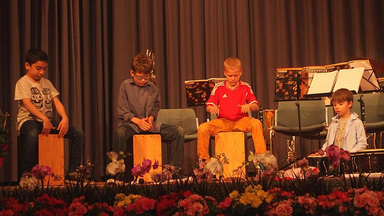 Die Trommelgruppe (IGA - instrumentale Grundausbildung) der Grundschule mit Joachim Göbel (2. von rechts).