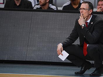 Basketball Bundesliga, Playoffs (Best of 5), Viertelfinale, Spiel 1: Brose Baskets Bamberg - Artland Dragons am 10.05.2014 in der Brose-Arena in Bamberg (Bayern). Der Bamberger Trainer Chris Fleming verfolgt das Spiel vom Spielfeldrand. Foto: David Ebener/dpa