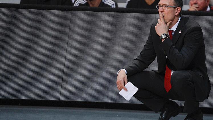 Basketball Bundesliga, Playoffs (Best of 5), Viertelfinale, Spiel 1: Brose Baskets Bamberg - Artland Dragons am 10.05.2014 in der Brose-Arena in Bamberg (Bayern). Der Bamberger Trainer Chris Fleming verfolgt das Spiel vom Spielfeldrand. Foto: David Ebener/dpa