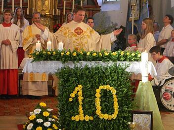 Matthias Steffel feiert einen Gottesdienst anlässlich seines 10. Jubuiläums als Pfarrer.  Foto: Lengenfelder