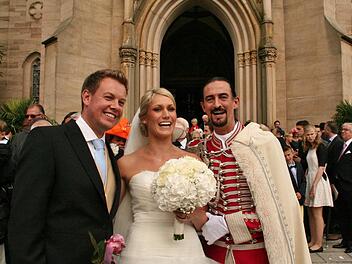 Sven und Stephanie Graf, geborene Lutz, werden von Timo Baier in Fürstenuniform empfangen.  Foto: Werner Vogel