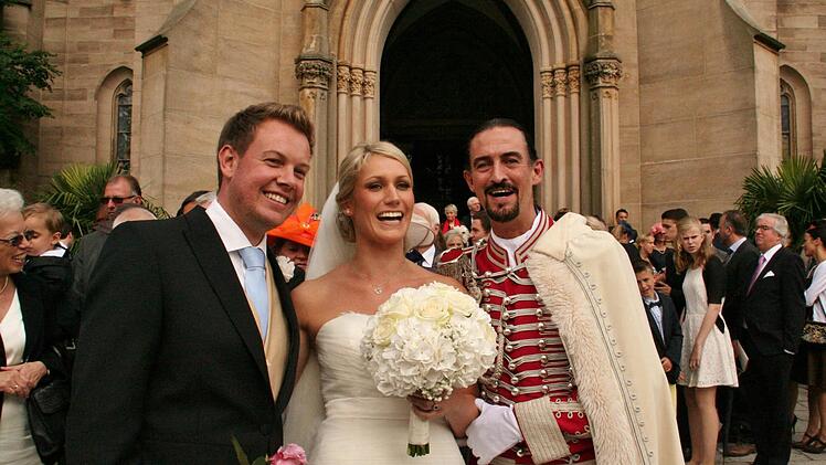 Sven und Stephanie Graf, geborene Lutz, werden von Timo Baier in Fürstenuniform empfangen.  Foto: Werner Vogel