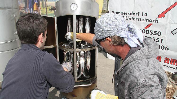 Zur Eröffnung des Gumpersdorfer "Mehrgenerationen"-Spielplatzes räucherten Dominik Haderdauer und Carsten Engelbrecht Forellen.