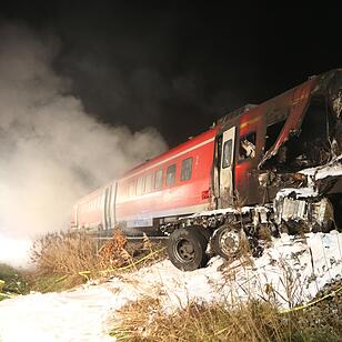 Personenzug rast in US-Militär-Schwertransporter