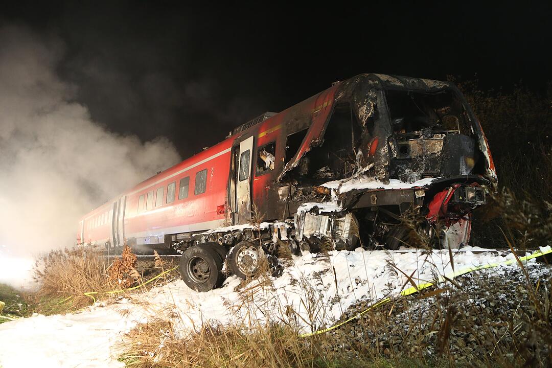 Personenzug rast in US-Militär-Schwertransporter