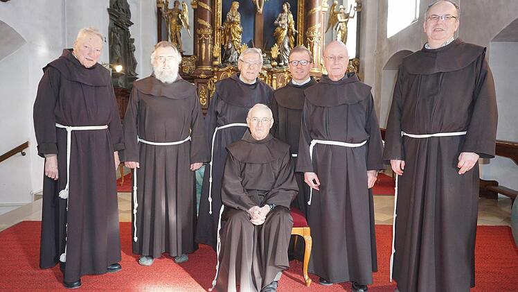 Die Franziskaner im Kloster Kreuzberg sind wieder komplett (von links): Pater Berthold Türffs, Bruder Ludwig Kiesl, Guardian Pater Martin Domogalla, Pater Eberhard Sievers (sitzend), Provinzialminister Pater Cornelius Bohl, Vikar Pater Georg Andlinger und Bruder Wolfgang Galler.  Foto: Marion Eckert