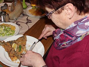 Eine Teilnehmerin an dem Workshop zum Thema Karpfen-Essen Foto: Johanna Blum