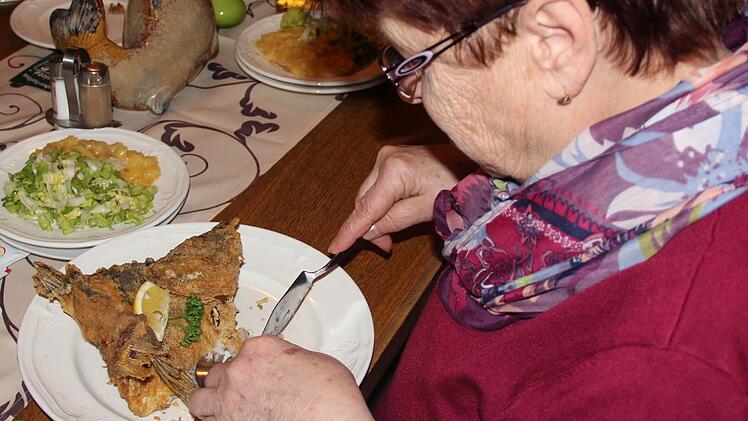 Eine Teilnehmerin an dem Workshop zum Thema Karpfen-Essen Foto: Johanna Blum