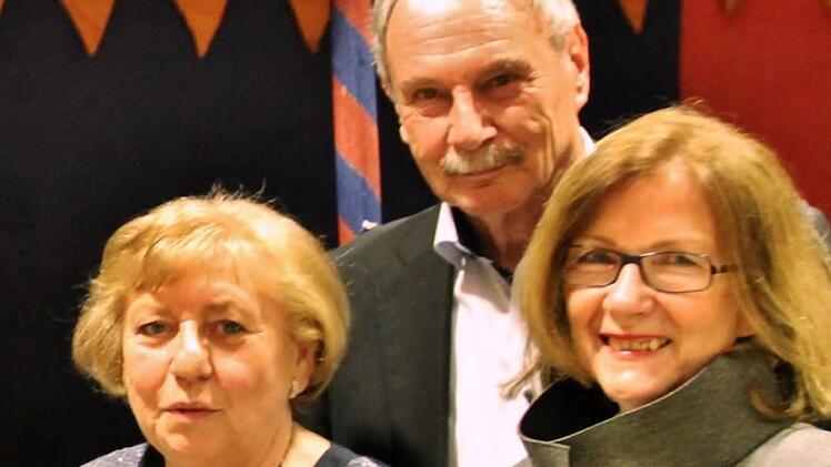 Ebenfalls seit 25 Jahren beim Heimatverein: Erika Gicklhorn (von links) , Rosi und Gerhard Rüb . Foto: Werner Vogel