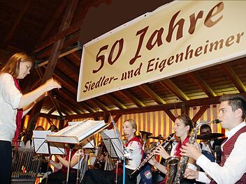 Der Musikverein Poppenlauer unter der Leitung von Janina Hock unterhielt die Gäste während der Feier zum 50-jährigen Bestehen der Eigenheimer Poppenlauer e.V. Später waren dann die Rucksackmusikanten an der Reihe. Foto: Dieter Britz