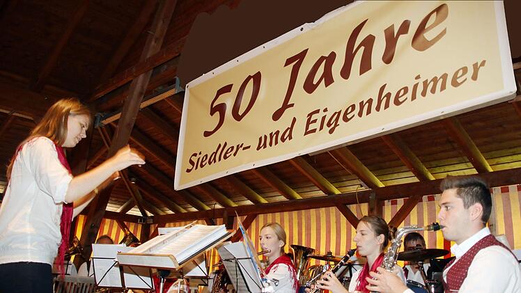 Der Musikverein Poppenlauer unter der Leitung von Janina Hock unterhielt die Gäste während der Feier zum 50-jährigen Bestehen der Eigenheimer Poppenlauer e.V. Später waren dann die Rucksackmusikanten an der Reihe. Foto: Dieter Britz
