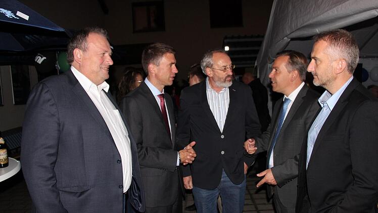 Analysierten bei der CSU-Feier im Ludwig-Erhard-Haus  die Wahl: (v.l.) MdL Walter Nussel, MdB Stefan Müller, Franz Rabl, Landrat Alexander Tritthart und Höchstadts CSU-Vorsitzender Alexander Schulz. F.: C. Bauriedel