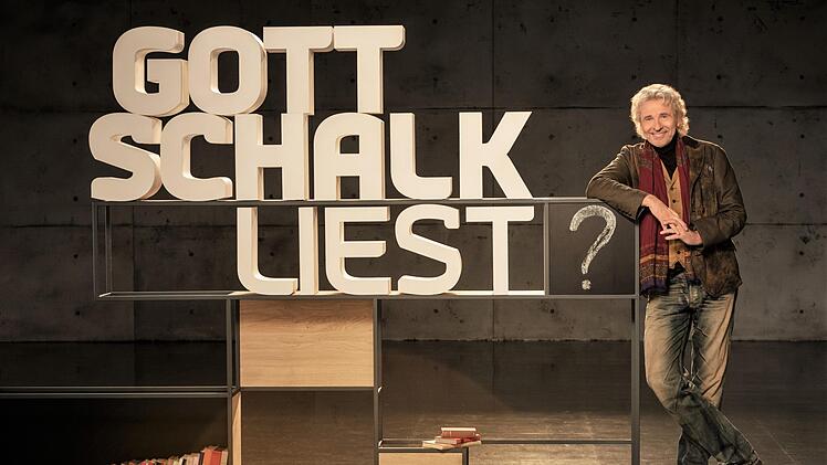 Moderator Thomas Gottschalk mit dem Logo seiner neuen Talkshow.  Foto: Oliver Maier/BR