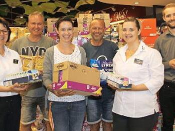 Die Freude ist gro&szlig; &uuml;ber die Spendenbereitschaft der Kunden bei Marina Werner, Stefan Ross, Alexandra H&uuml;mmer, Stefen B&ouml;ske, Sandra Endres und Patrick Beck (von links). Foto: Gerda V&ouml;lk