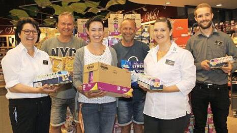 Die Freude ist gro&szlig; &uuml;ber die Spendenbereitschaft der Kunden bei Marina Werner, Stefan Ross, Alexandra H&uuml;mmer, Stefen B&ouml;ske, Sandra Endres und Patrick Beck (von links). Foto: Gerda V&ouml;lk