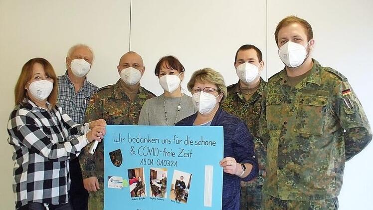 Mit Kuchen, Sekt und einer Collage bedankten sich die Soldaten für die gemeinsame Zeit im BRK-Seniorenheim.