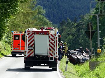 Eine 55-Jährige aus dem Landkreis war mit ihrem Auto von der Straße abgekommen und neben den Bahngleisen gelandet. Foto: Dieter Hübner