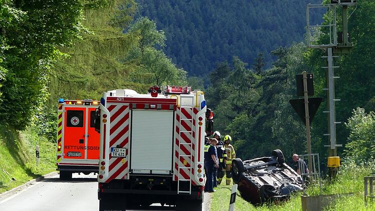 Eine 55-Jährige aus dem Landkreis war mit ihrem Auto von der Straße abgekommen und neben den Bahngleisen gelandet. Foto: Dieter Hübner