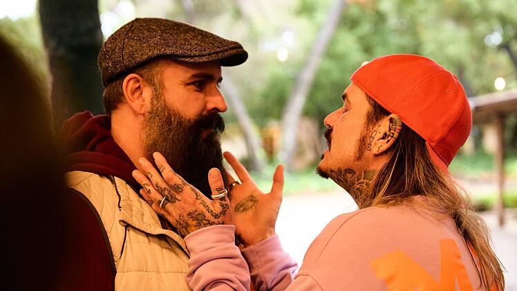 Carsten (links) und Jill haben keine Ber&uuml;hrungs&auml;ngste und lassen sich auf das Kuss-Teaching ein.