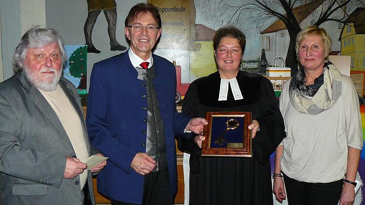 Feierliche Schlüsselübergabe (von links) Diplom-Ingenieur Hans Spindler, Bürgermeister Martin Weiß, Pfarrerin Kathrin Klinger und Kindergartenleiterin Waltraud Bauer.