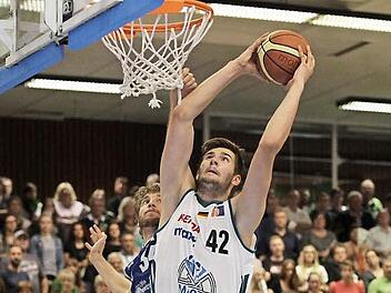 Vor vollbesetzten Rängen gestern Abend in der Stauffenberg-Halle: Der Baunacher Leon Kratzer lässt die Zuschauer per Dunk im Heimspiel gegen Gotha jubeln. Foto: sportpress