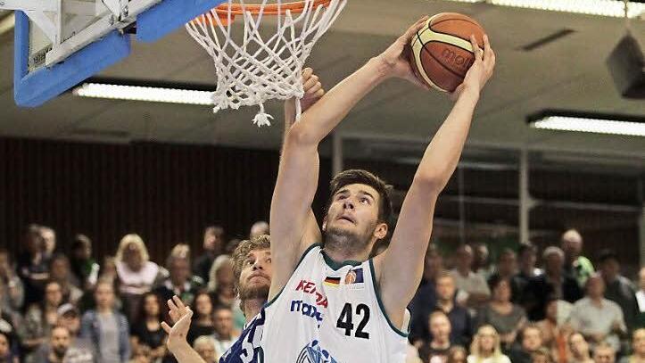 Vor vollbesetzten Rängen gestern Abend in der Stauffenberg-Halle: Der Baunacher Leon Kratzer lässt die Zuschauer per Dunk im Heimspiel gegen Gotha jubeln. Foto: sportpress