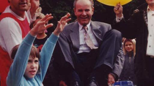 Ein Fan des Spielmobils: der frühere OB Herbert Lauer, der das Projekt schon als Sozialreferent begleitete. Foto: Archiv Spielmobil