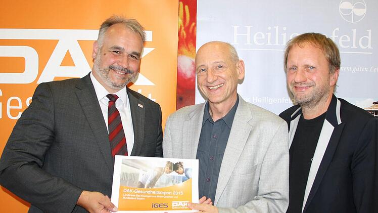 Übergabe der Studie: Wolfgang Flaig von der DAK, Joachim Galuska, Ärztlicher Direktor Heiligenfeld-Kliniken und sein Stellvertreter Rüdiger Höll. Foto: Ralf Ruppert
