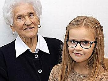 Gemeinsam sind sie 100 Jahre alt geworden: Cäcilia Schmitt (90) und ihre Urenkelin Viktoria.  Foto: Franz Galster