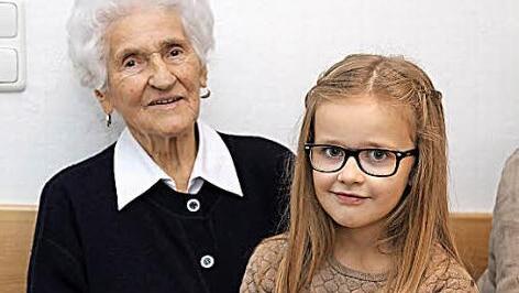 Gemeinsam sind sie 100 Jahre alt geworden: Cäcilia Schmitt (90) und ihre Urenkelin Viktoria.  Foto: Franz Galster