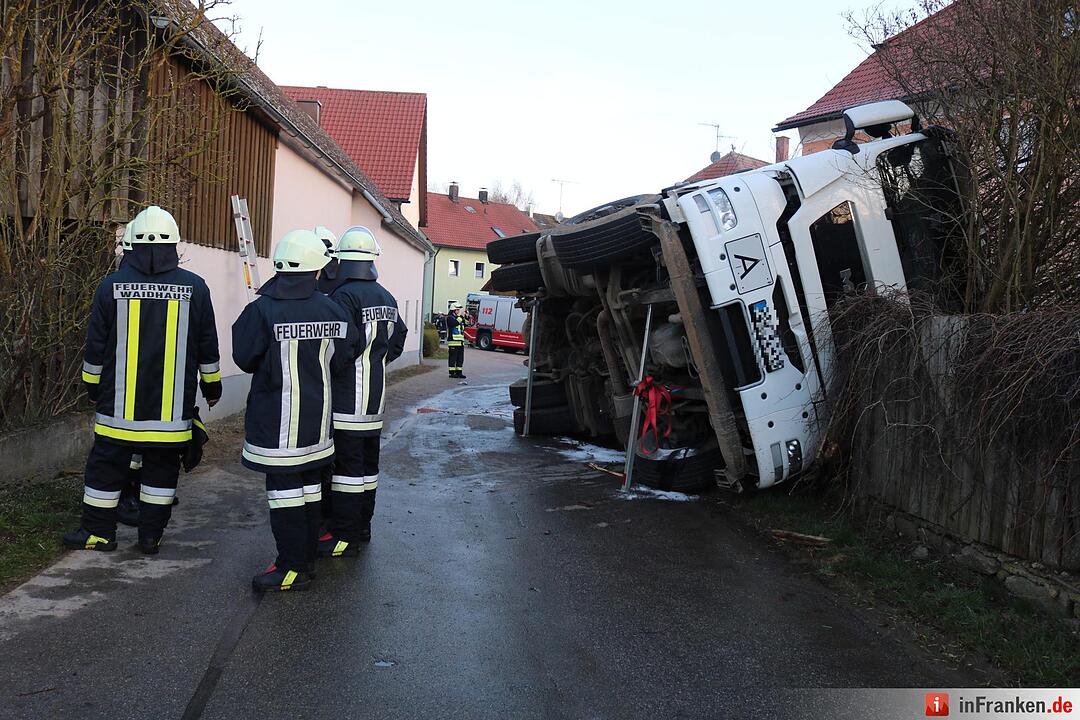 Mit 25.000 Liter Guelle beladener Lkw kippt um