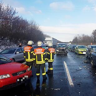 Unfallserie auf der A73 bei Buttenheim - 14 Fahrzeuge an drei Unfällen beteiligt - Mindestens drei Verletzte - Autobahn in Richtung Süden komplett gesperrt