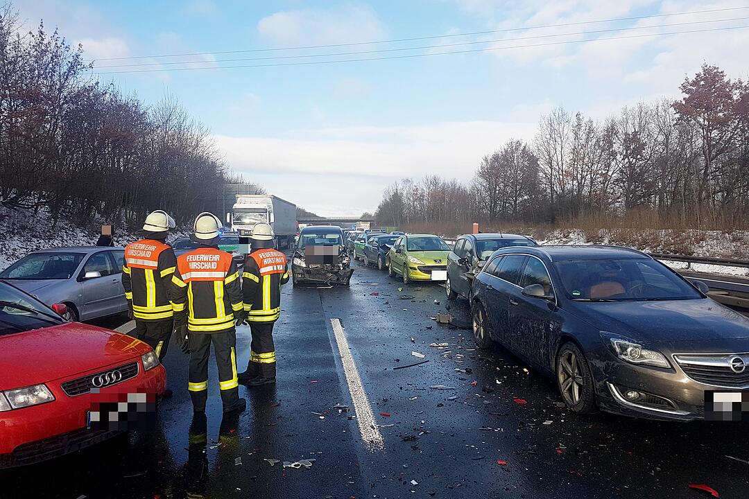 Unfallserie auf der A73 bei Buttenheim - 14 Fahrzeuge an drei Unfällen beteiligt - Mindestens drei Verletzte - Autobahn in Richtung Süden komplett gesperrt
