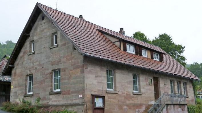 Im September geht es los mit der Sanierung des Rathauses in Fölschnitz. Foto: Werner Reißaus