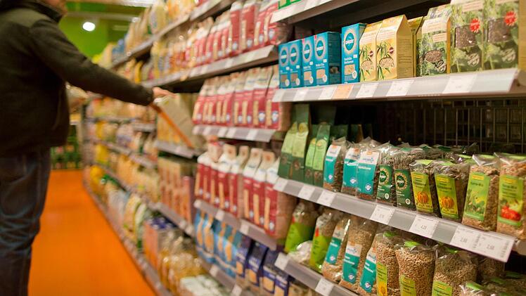 In einem W&uuml;rzburger Supermarkt hat am Montagabend ein Betrunkener randaliert und auf eine Frau eingeschlagen. Symbolfoto: Daniel Karmann/dpa